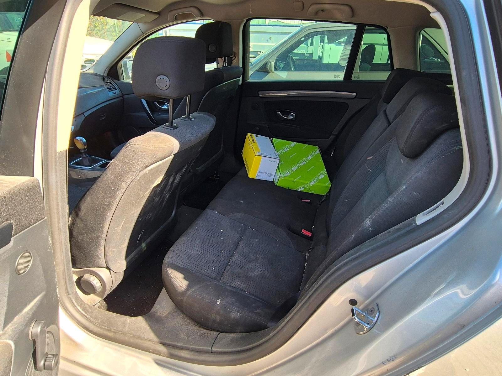 Renault Laguna 2010 — photo 7