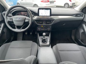 Fahrzeugabbildung Ford Focus Titanium LED, Winterpaket, Verkehrszeiche.