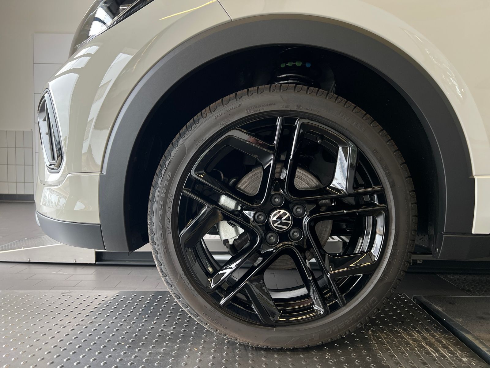 Fahrzeugabbildung Volkswagen T-Cross R-Line 1.5 TSI DSG *BlackStyle,AHK,IQ Li