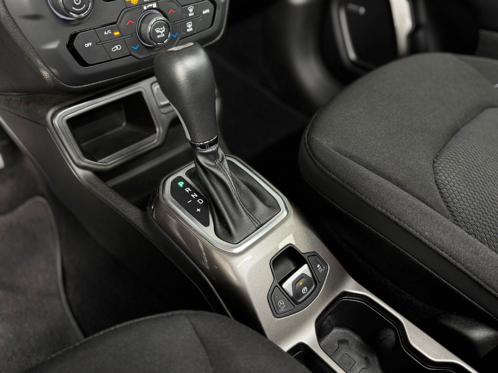 Fahrzeugabbildung Jeep Renegade 1.3 T-GDI Limited FWD "Navi- + Soundp."