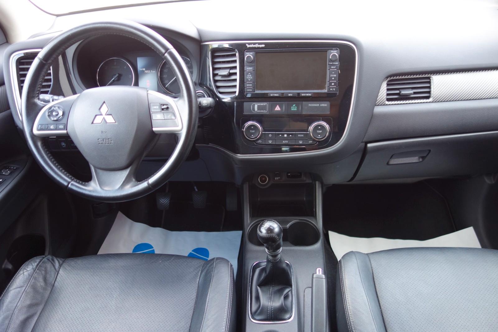 Mitsubishi Outlander 2.2 DI-D 150 ch 4WD Instyle • 7 places • Cuir • GPS • Toit ouvrant • Caméra