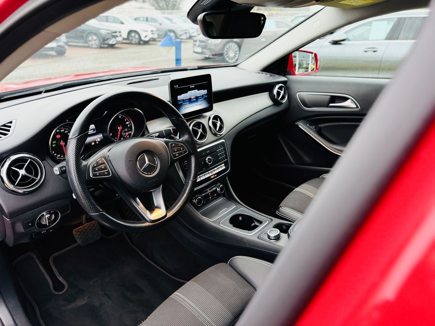 Fahrzeugabbildung Mercedes-Benz GLA 180 URBAN, Autom., Standh, LED, 360°, Navi,