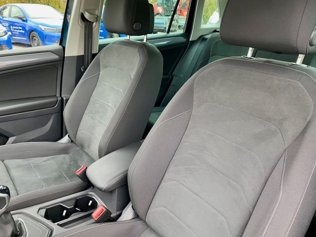 Fahrzeugabbildung Volkswagen Tiguan 1.5 TSI Life AAC NAVI SHZ PDC MASSAGE