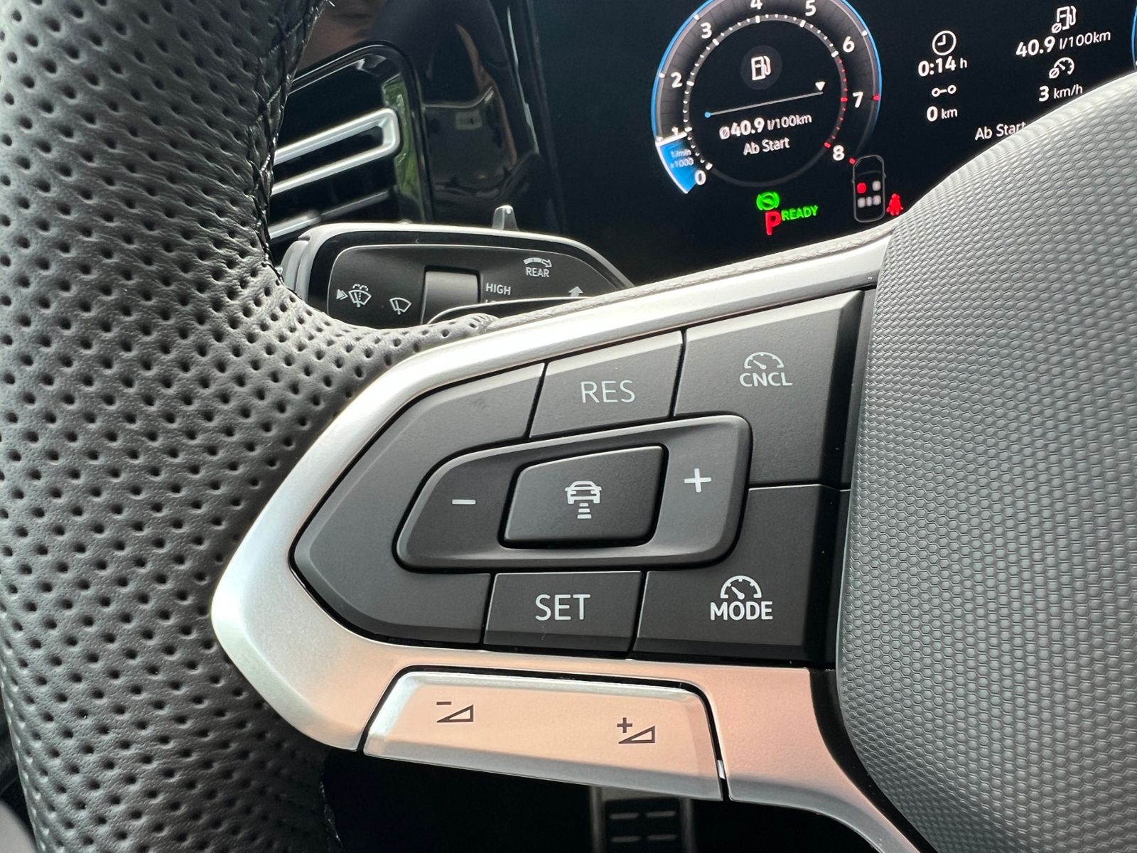 Fahrzeugabbildung Volkswagen Tiguan R-Line 1.5 eTSI DSG *AHK, IQ.Light, ACC,