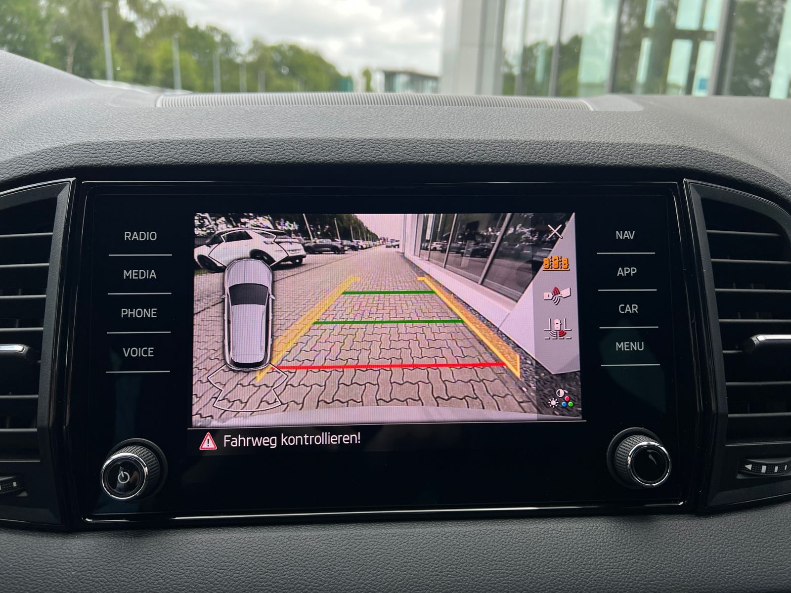 Fahrzeugabbildung SKODA Karoq Sportline 2.0 TDI DSG *CANTON, AHK, Navi,