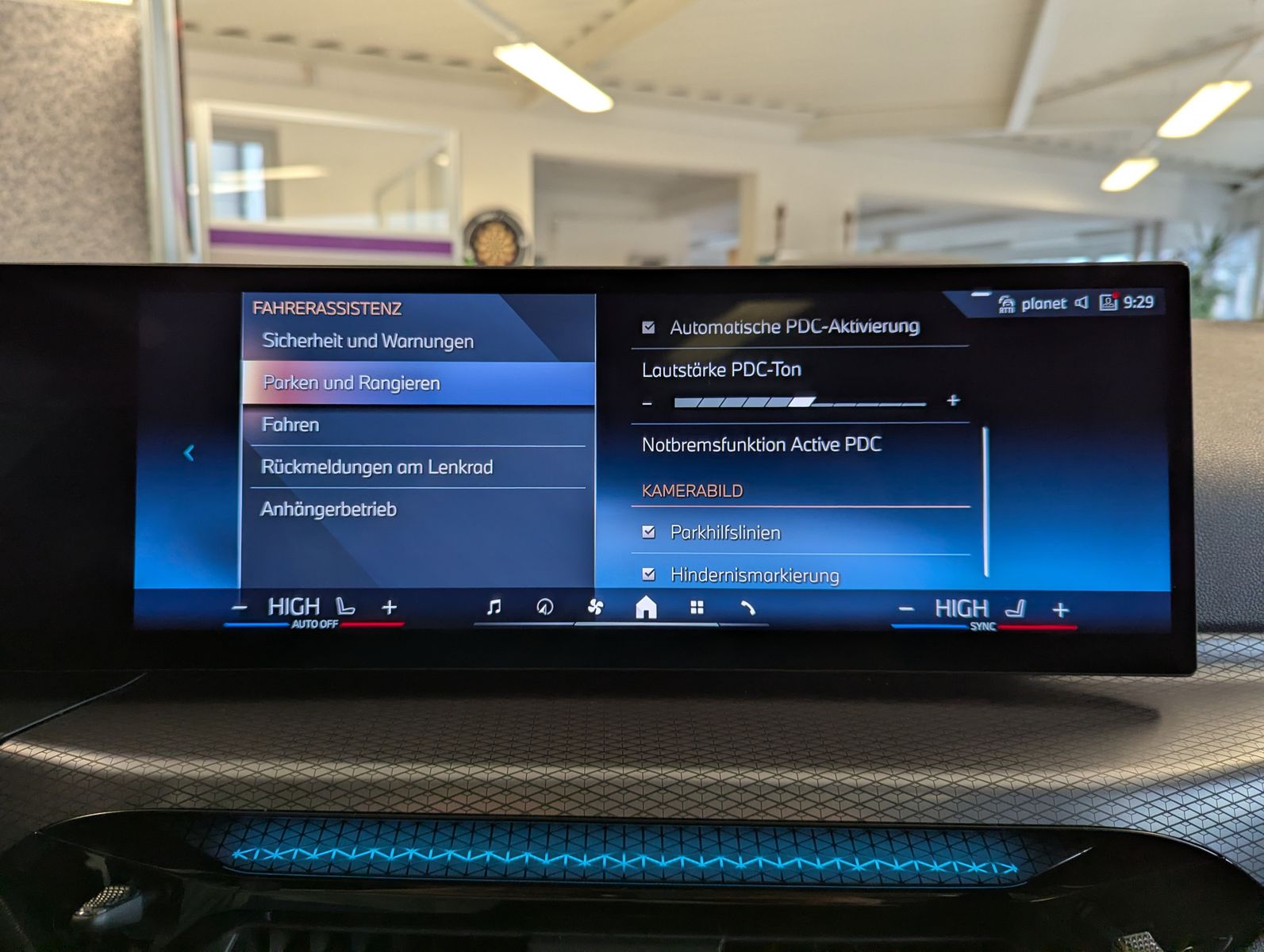 BMW 330 d xD M-Sport Pano LED-adaptiv ACC AHK - Image 32