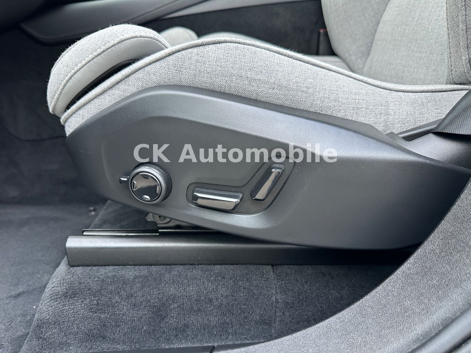 Fahrzeugabbildung Volvo XC90 T8 Ultimate Dark AWD/7 Sitze/Head-Up/LED