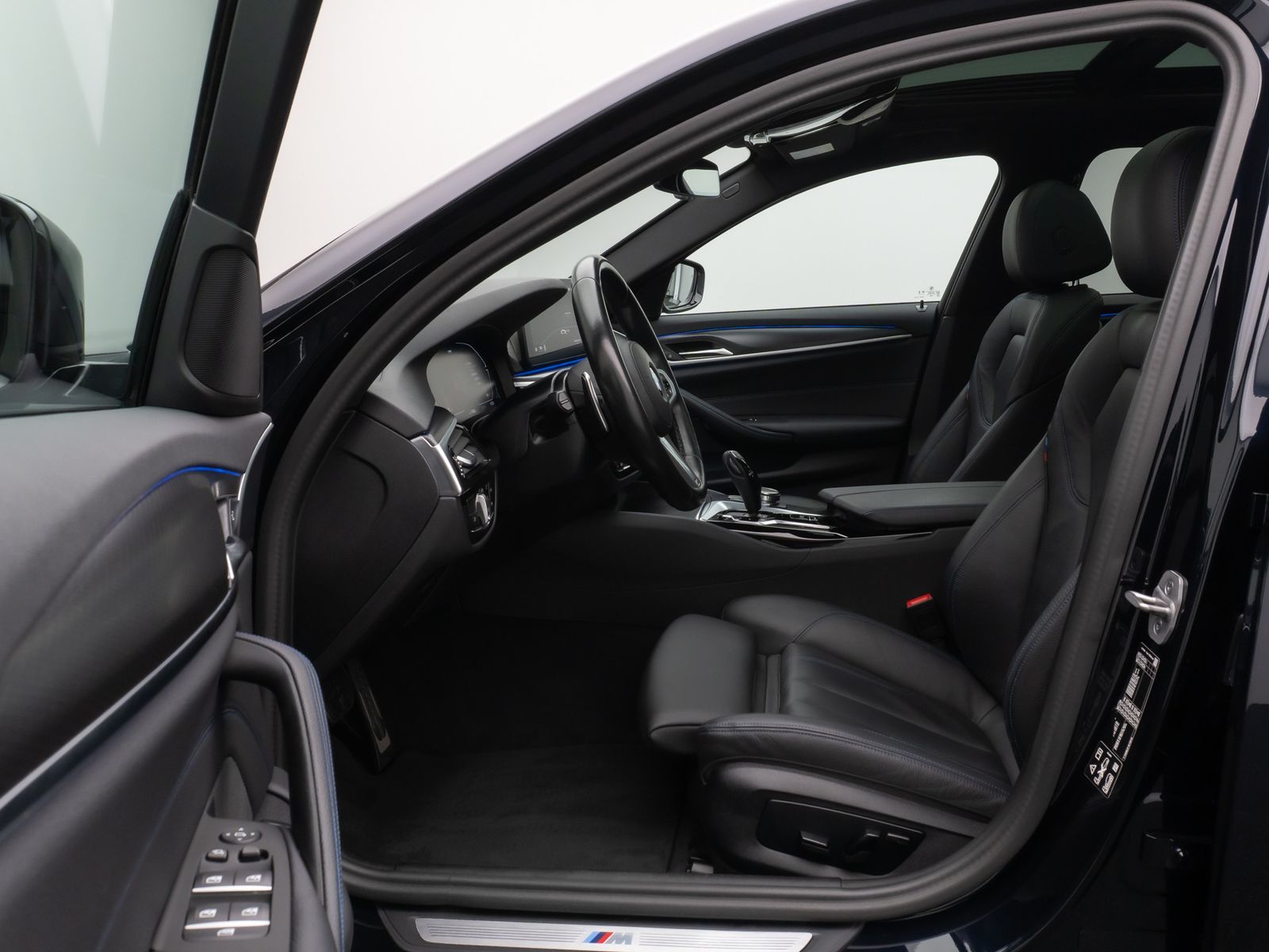 Fahrzeugabbildung BMW 530d xD M Sport Panorama Kamera HUD HiFi Komfort