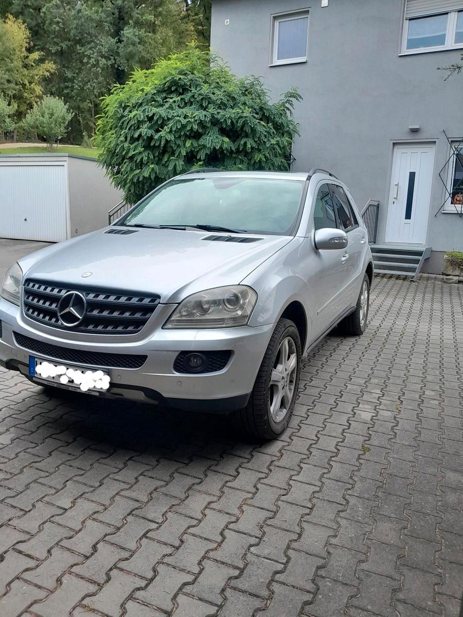 Mercedes-Benz ML280 2006 — rear view