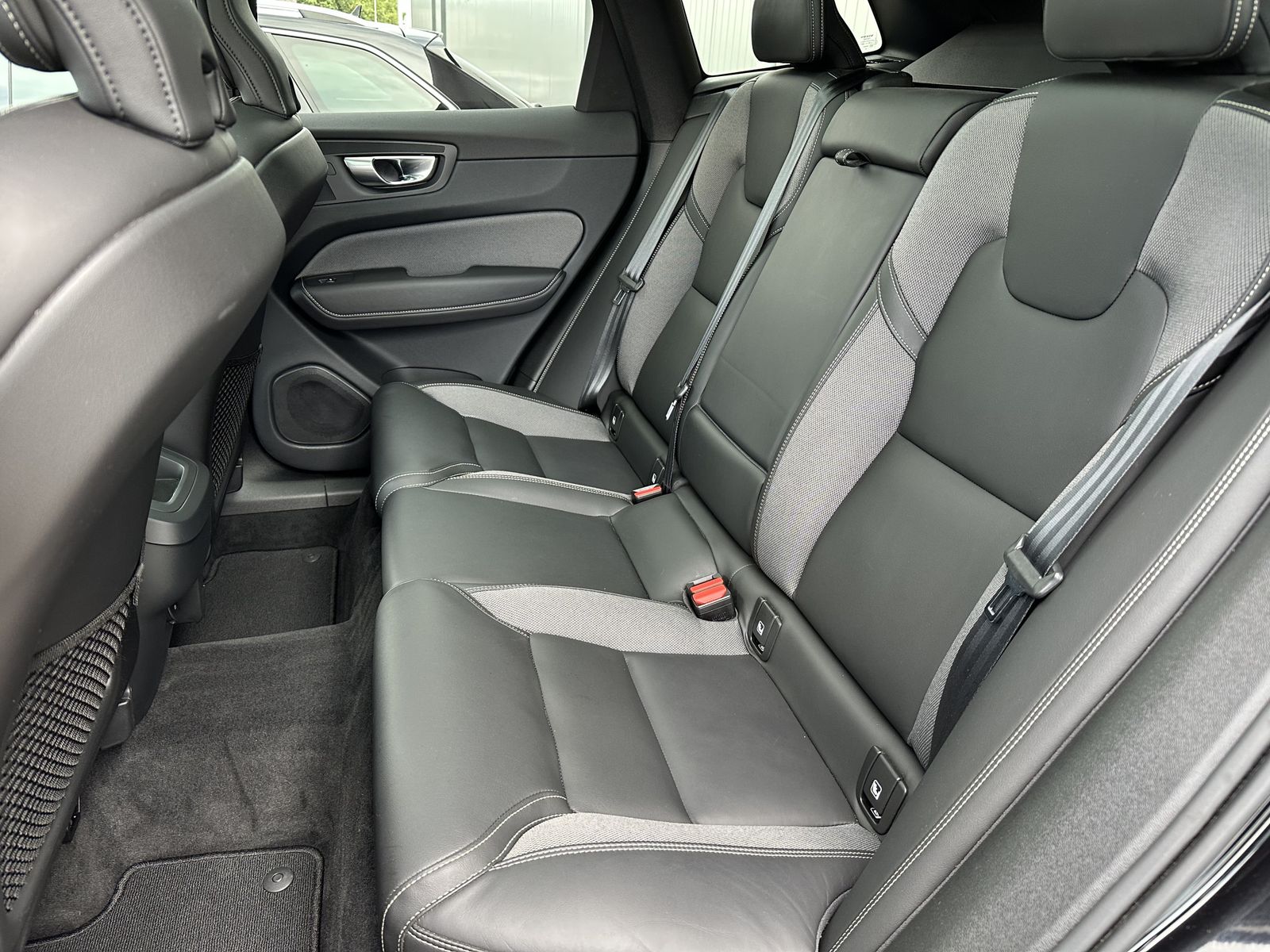 Fahrzeugabbildung Volvo XC60 B4 D AWD Plus Dark NAV+LED+PANORAMA+AHK+H&K