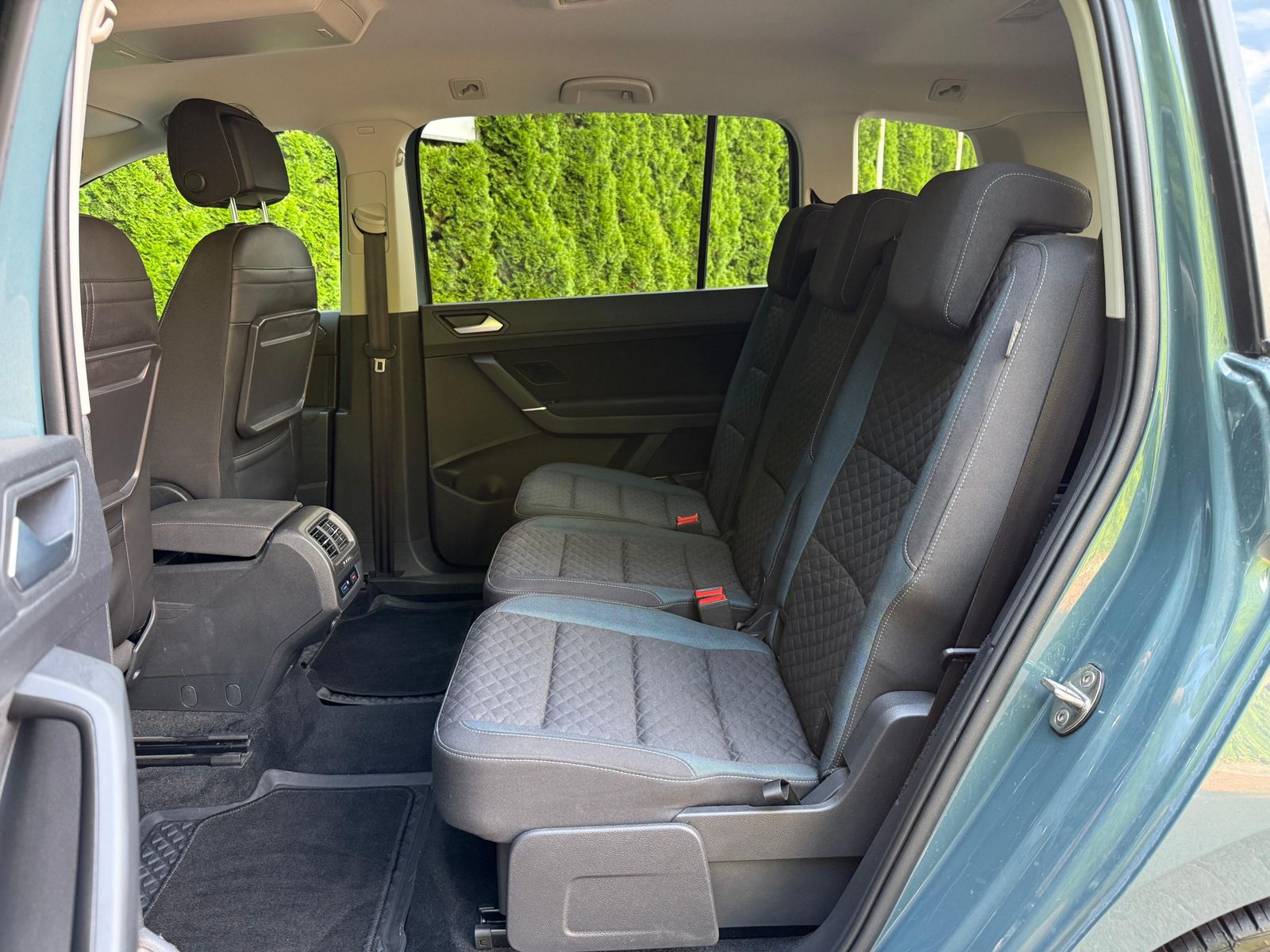 Fahrzeugabbildung Volkswagen Touran 2.0 TDI DSG IQ.DRIVE LED+ACC+NAV+SHZ+DAB