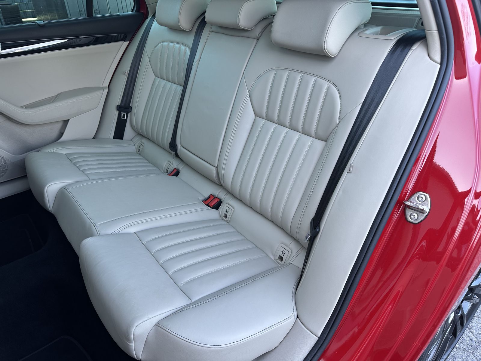 Fahrzeugabbildung SKODA Superb Combi iV 1.4 TSI L&K NAV+LED+PANO+19ZO+VC