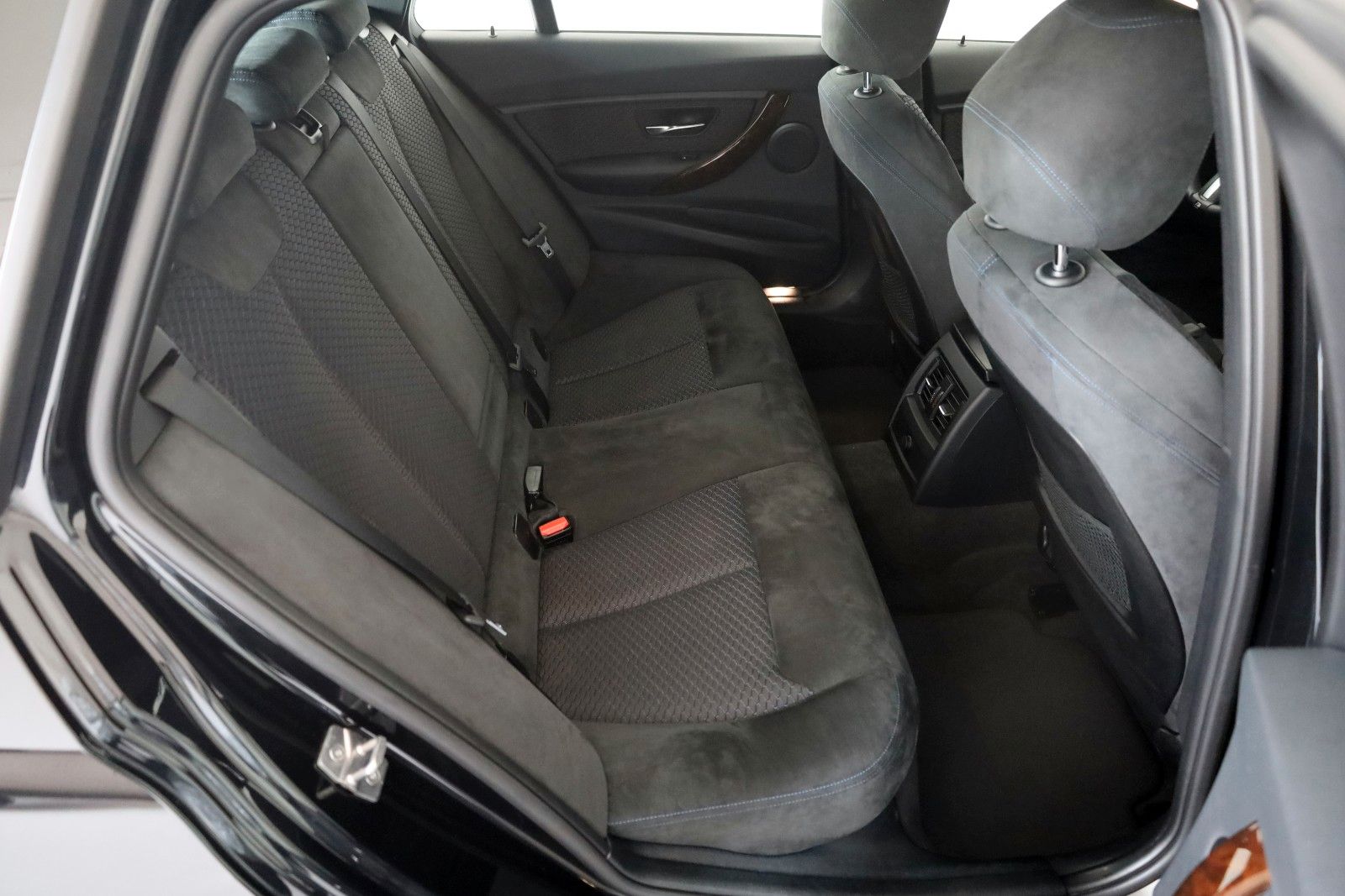 Fahrzeugabbildung BMW 328 i xDrive Touring,M Sport,Panorama,HUD,Kam+WR