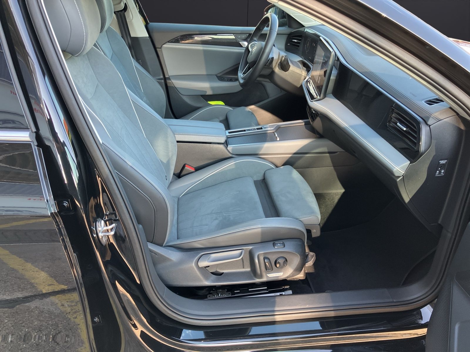 Fahrzeugabbildung Volkswagen Passat Variant eTSI Business DSG LED Navi ACC DC