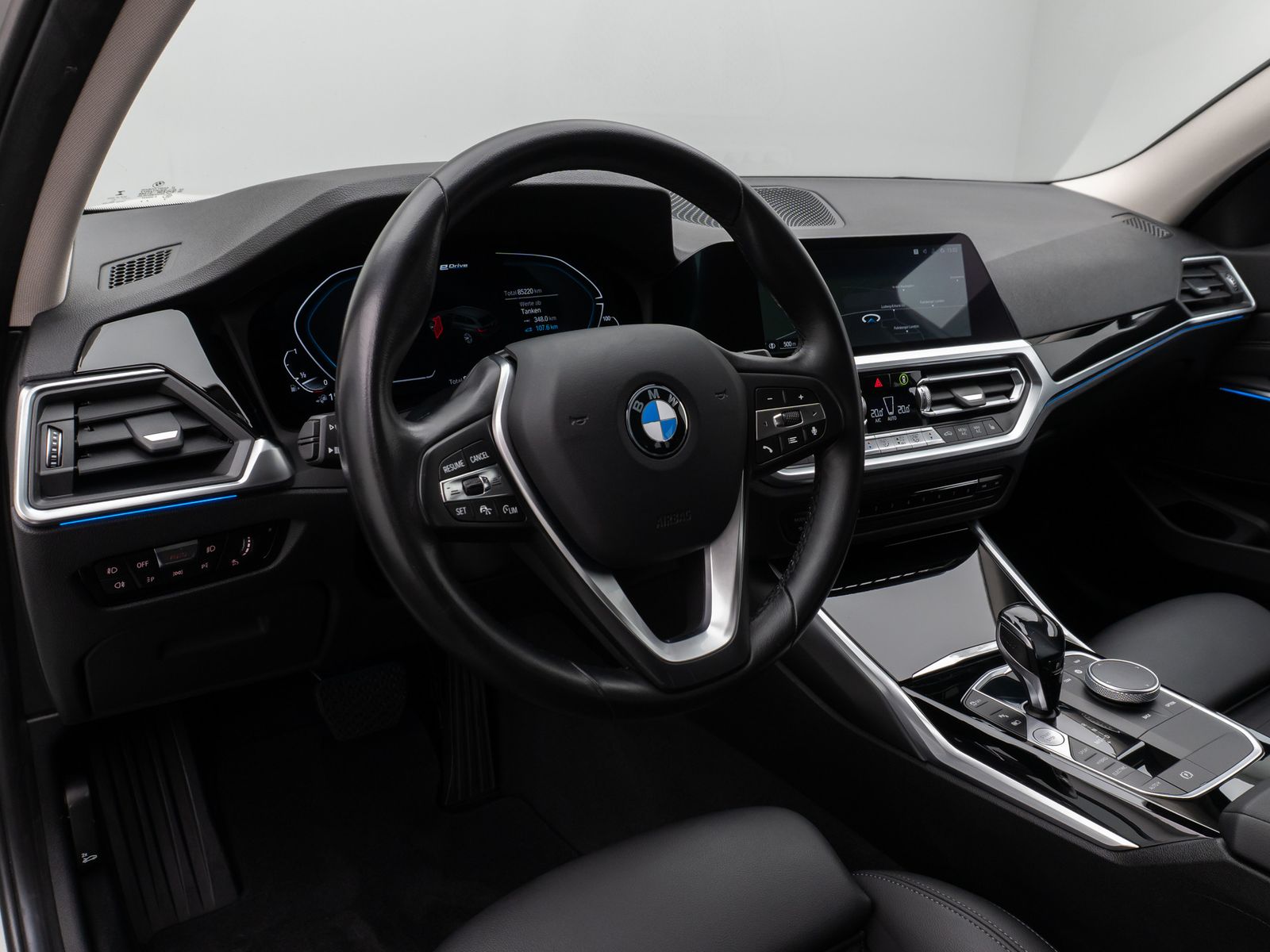 Fahrzeugabbildung BMW 330e xD Sport Line Kamera DAB Stop&Go Alarm LED