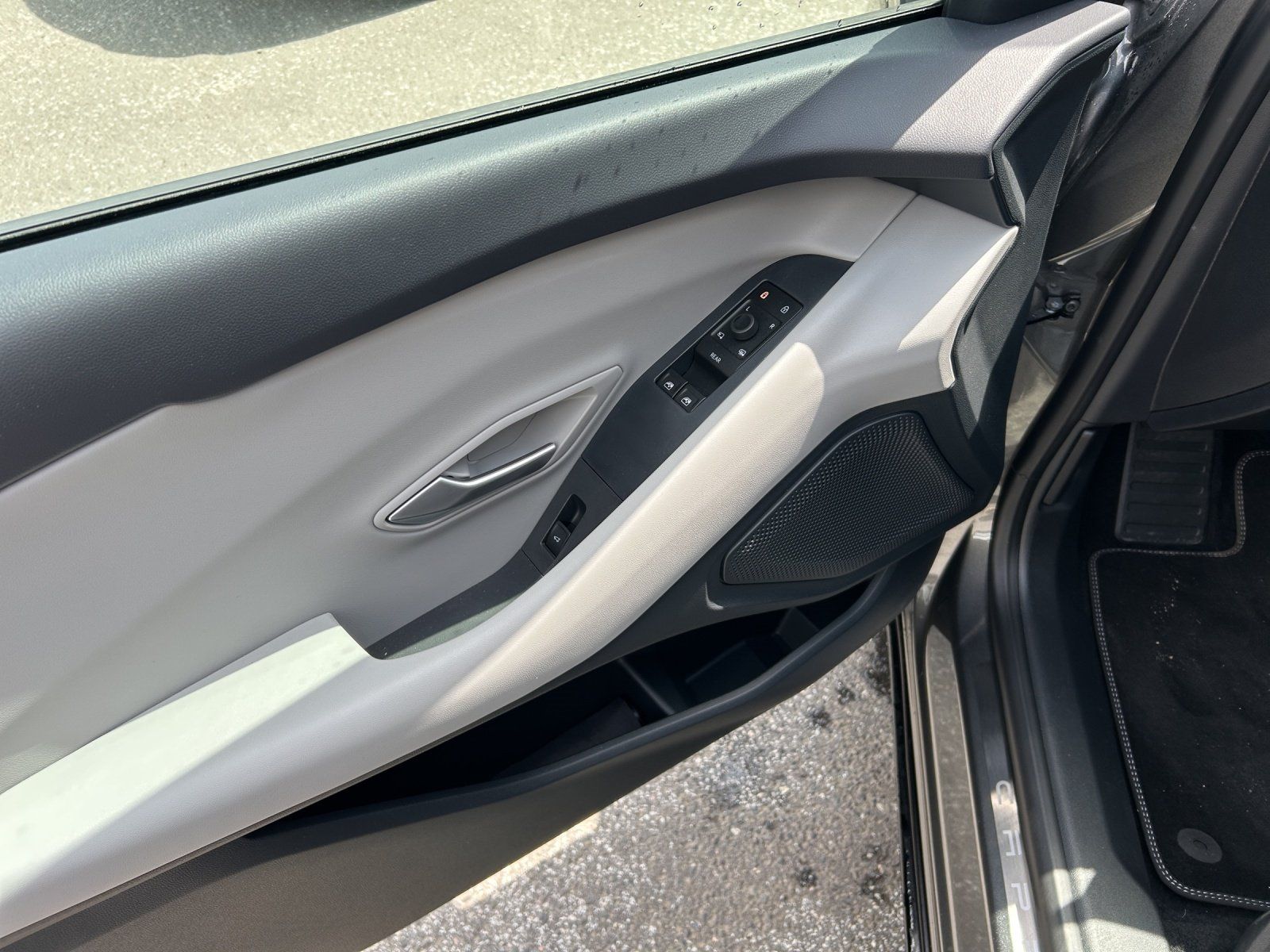 Fahrzeugabbildung Ford Capri Premium 79KW 340PS Glasdach AHK PDC