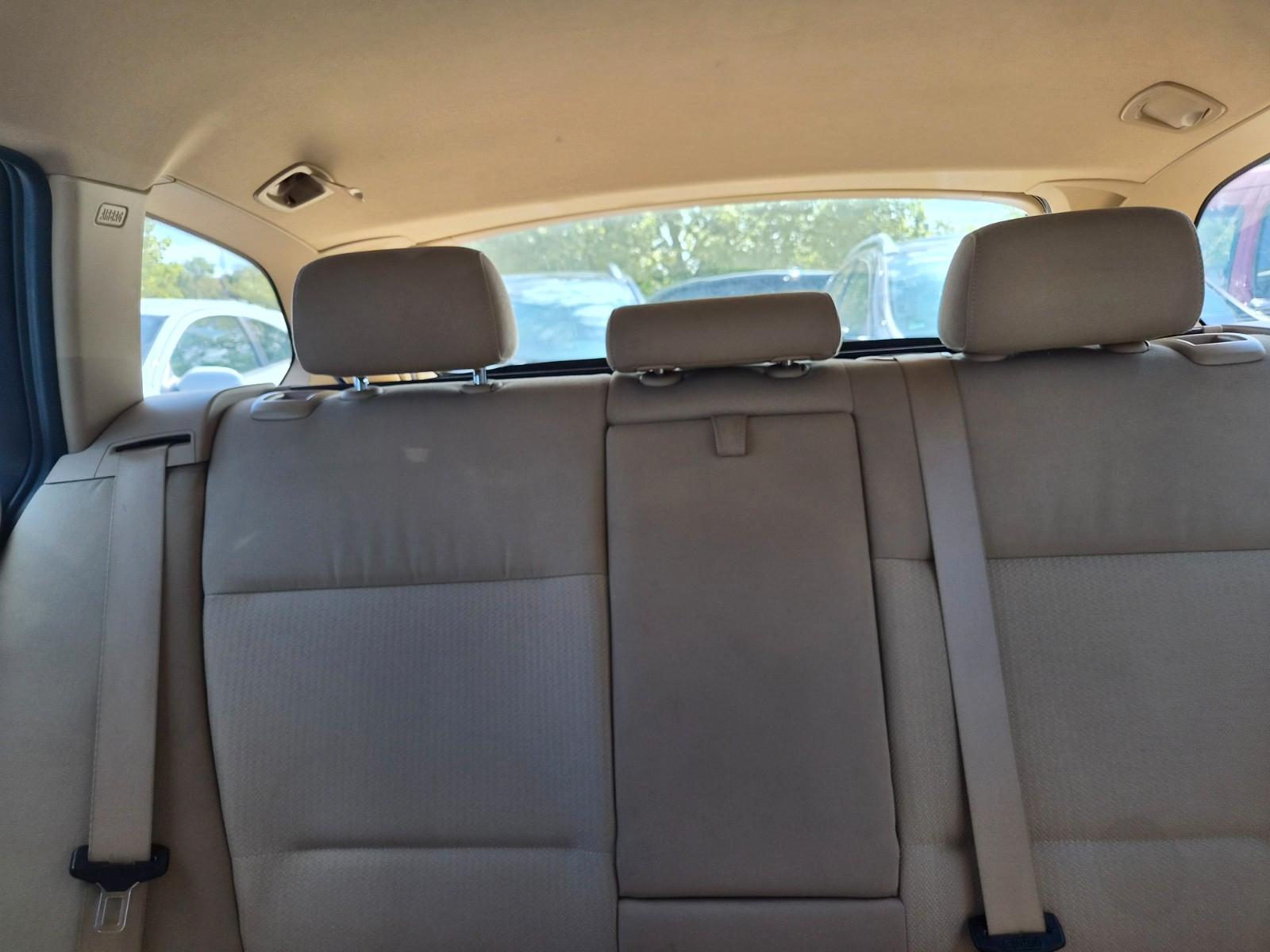 BMW 318 2011 — photo 13
