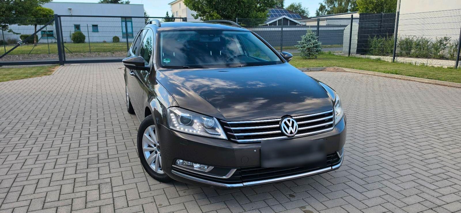 Volkswagen Passat 2013 — rear view