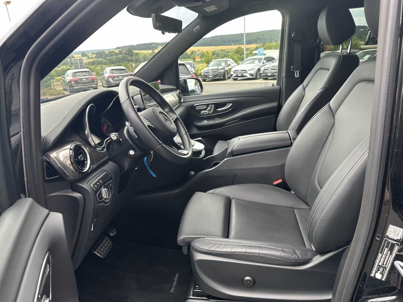 Fahrzeugabbildung Mercedes-Benz V 300 d 4MATIC EXCLUSIVE AMG Panorama DISTRONIC