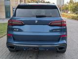BMW X5 xDrive45e - - BMW X5: Blau, Luftfederung