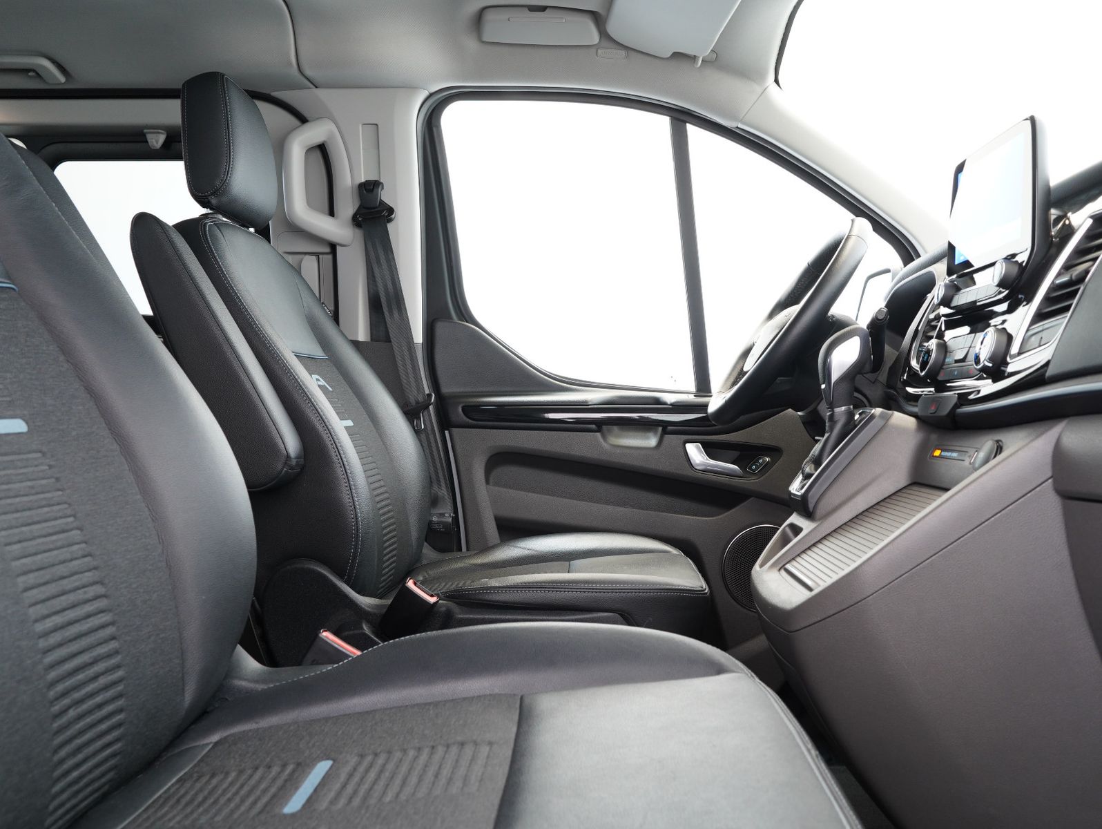 Fahrzeugabbildung Ford Tourneo Custom 320 L2 Active 8-SITZER/XENON