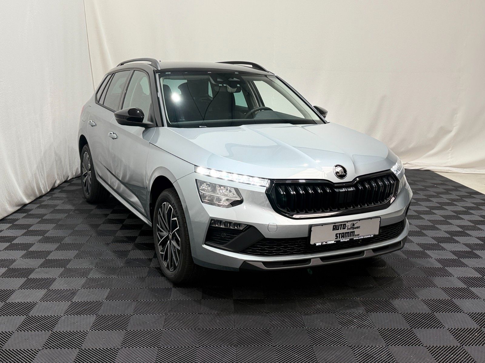 Fahrzeugabbildung SKODA Kamiq 1.0 TSI DSG Selection Black 17Z Kamera SHZ