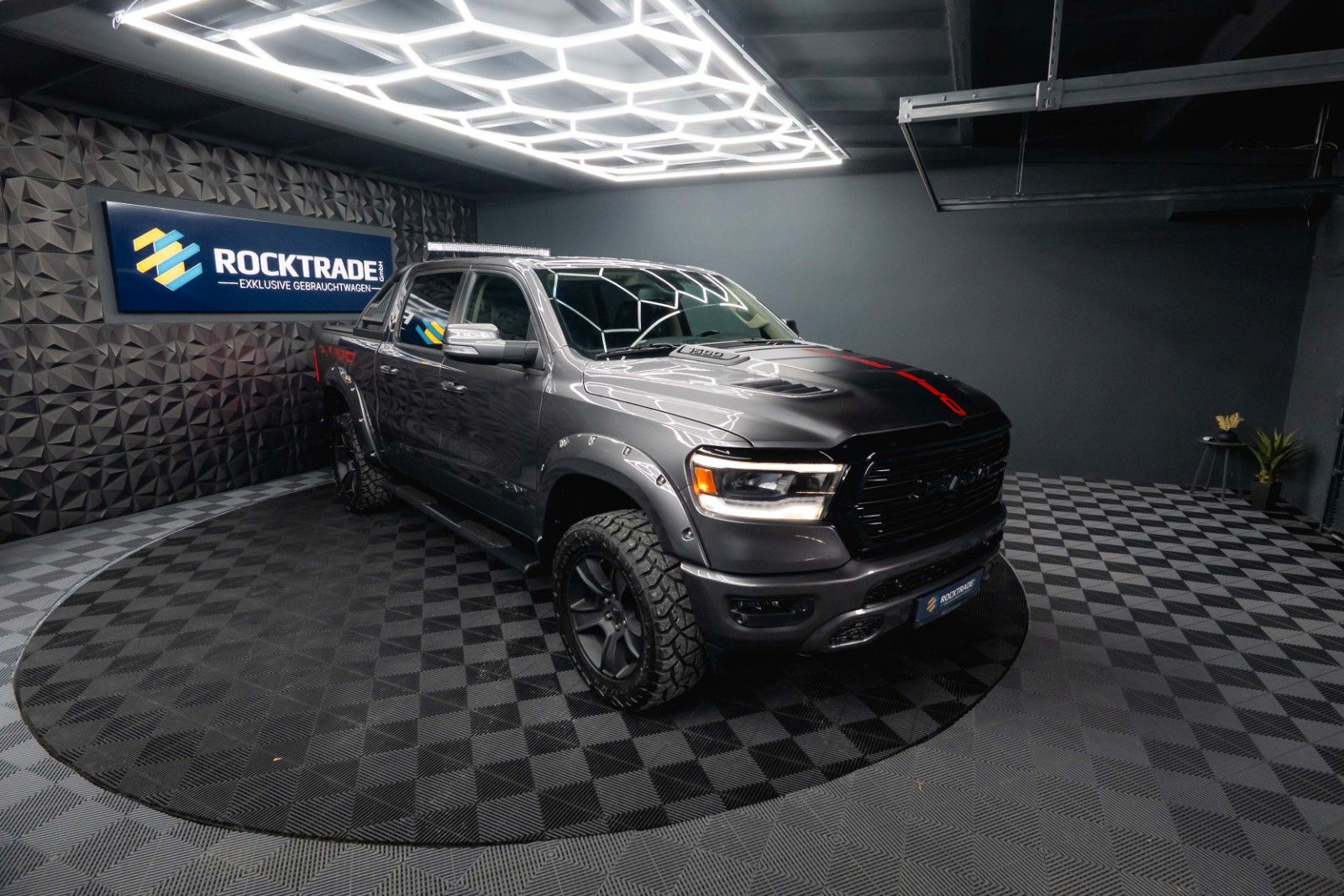 Fahrzeugabbildung Dodge RAM 5.7 V8 HEMI 4x4 OFFROAD NIGHT-Paket LARAMIE