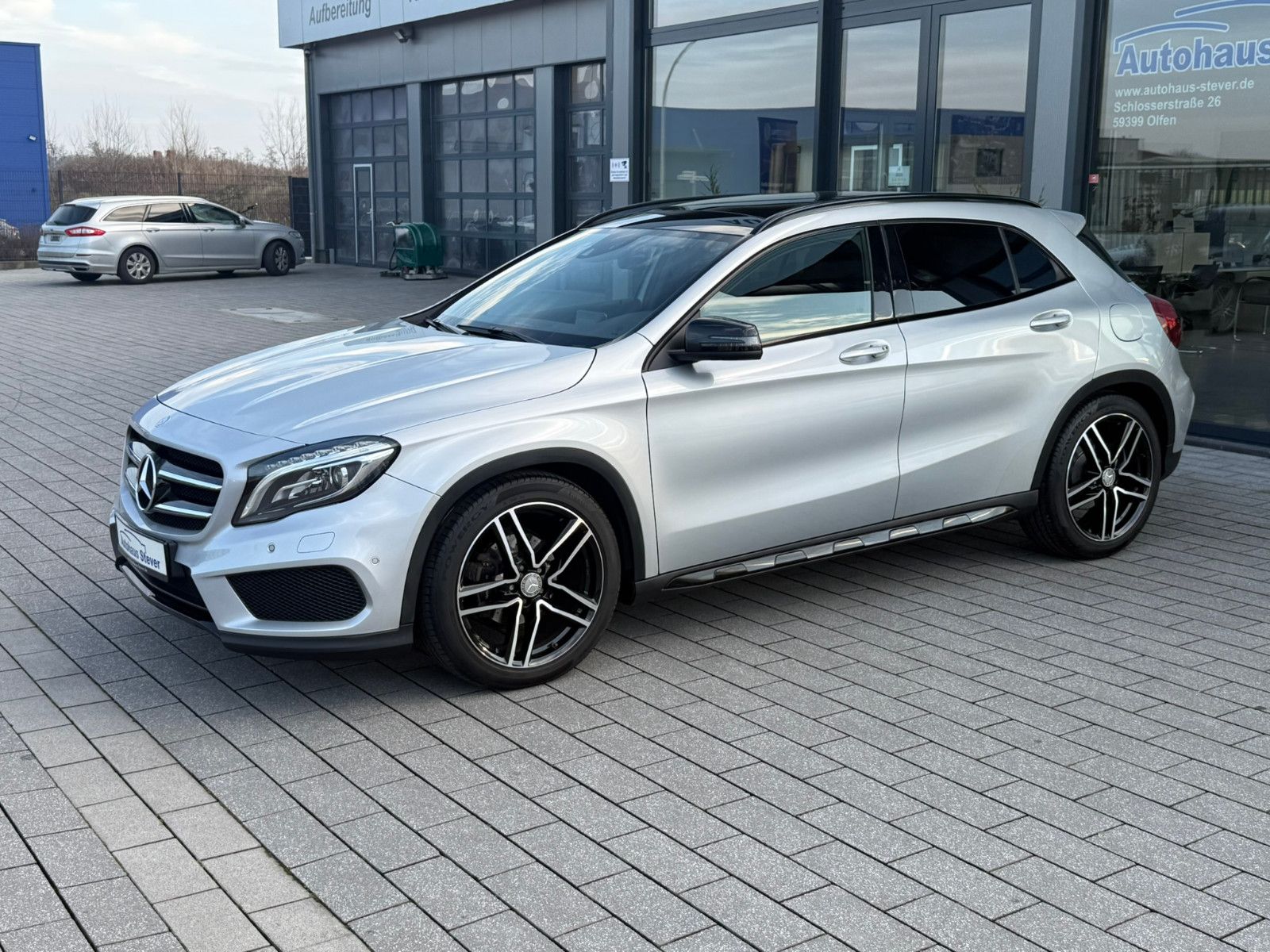 Fahrzeugabbildung Mercedes-Benz GLA 200 AMG Line PANO NAVI LEDER PDC WINTERRÄDER