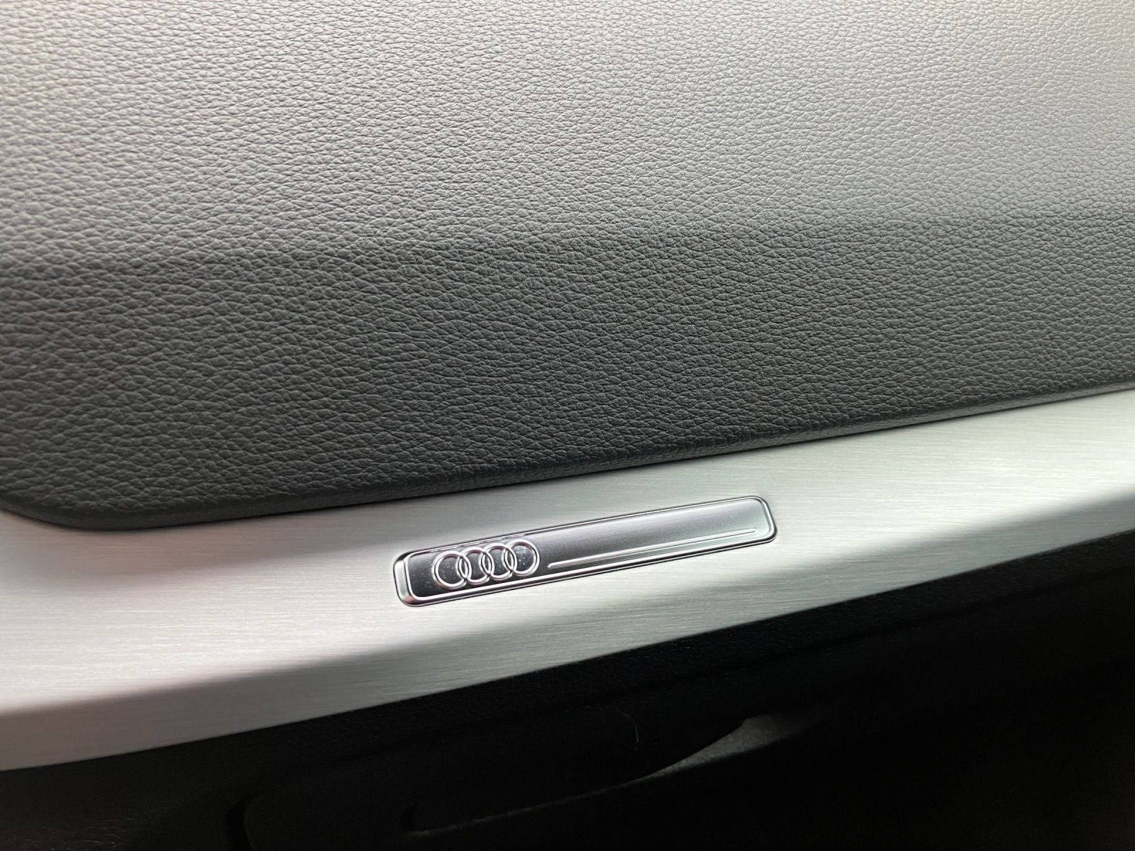 Fahrzeugabbildung Audi Q2 35 TFSI S-line S-tronic LED AHK AVC GRA PDC S