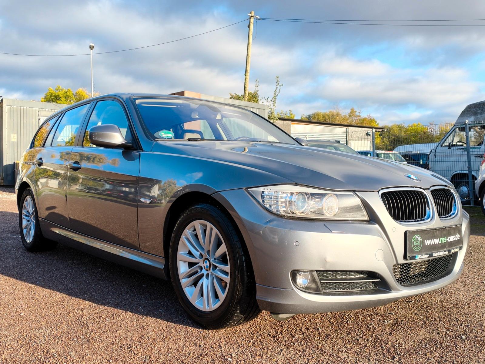 BMW 320 2011 — салон
