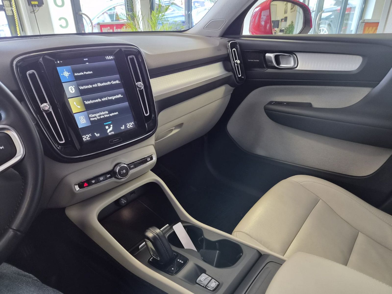 Fahrzeugabbildung Volvo XC 40Momentum AWD / H&K Sound / 1. Hand / S-HEFT