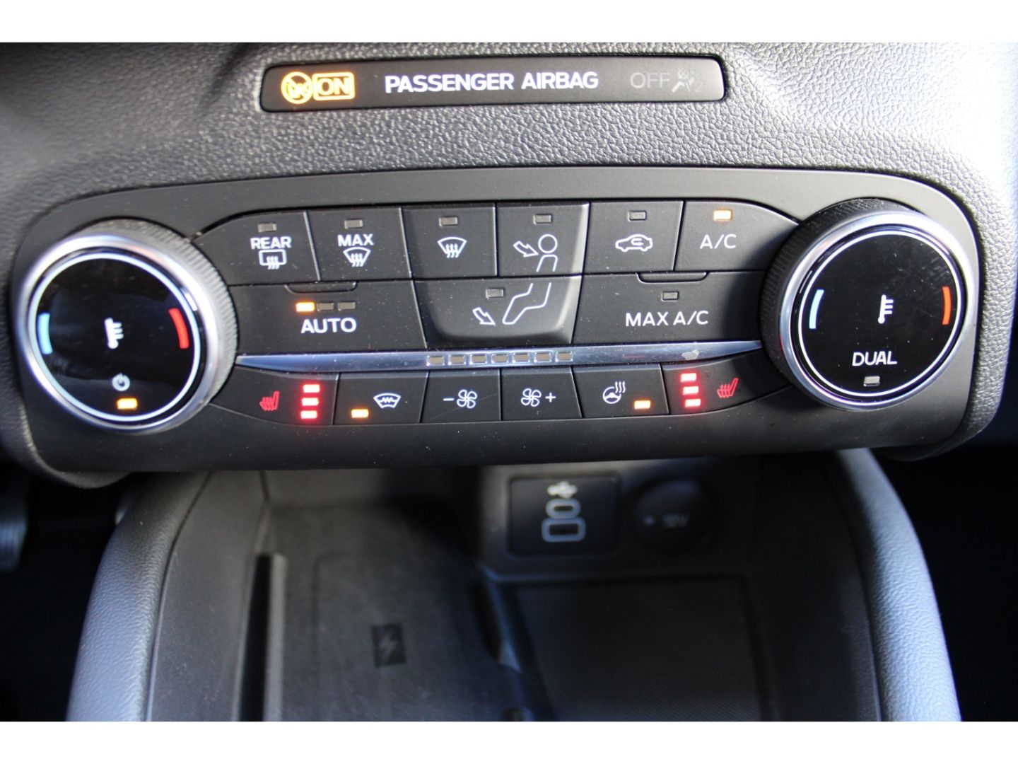 Fahrzeugabbildung Ford Kuga ST-Line X LED AHK Navi GJR Pano  RFK VZE TW