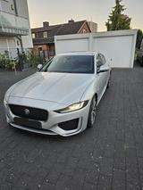 Jaguar XE 20d HSE  - silberne Jaguar XE