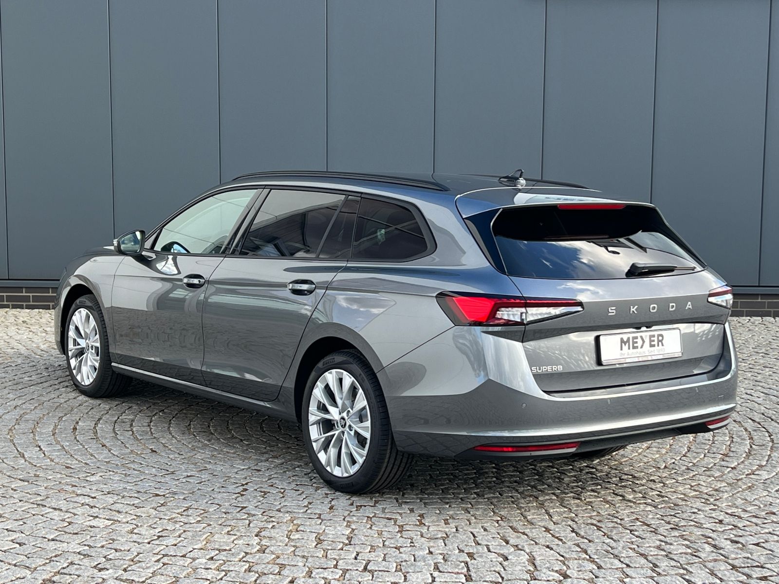 Fahrzeugabbildung SKODA Superb Combi Selection 2.0 TDI DSG *AHK, Navi, 1