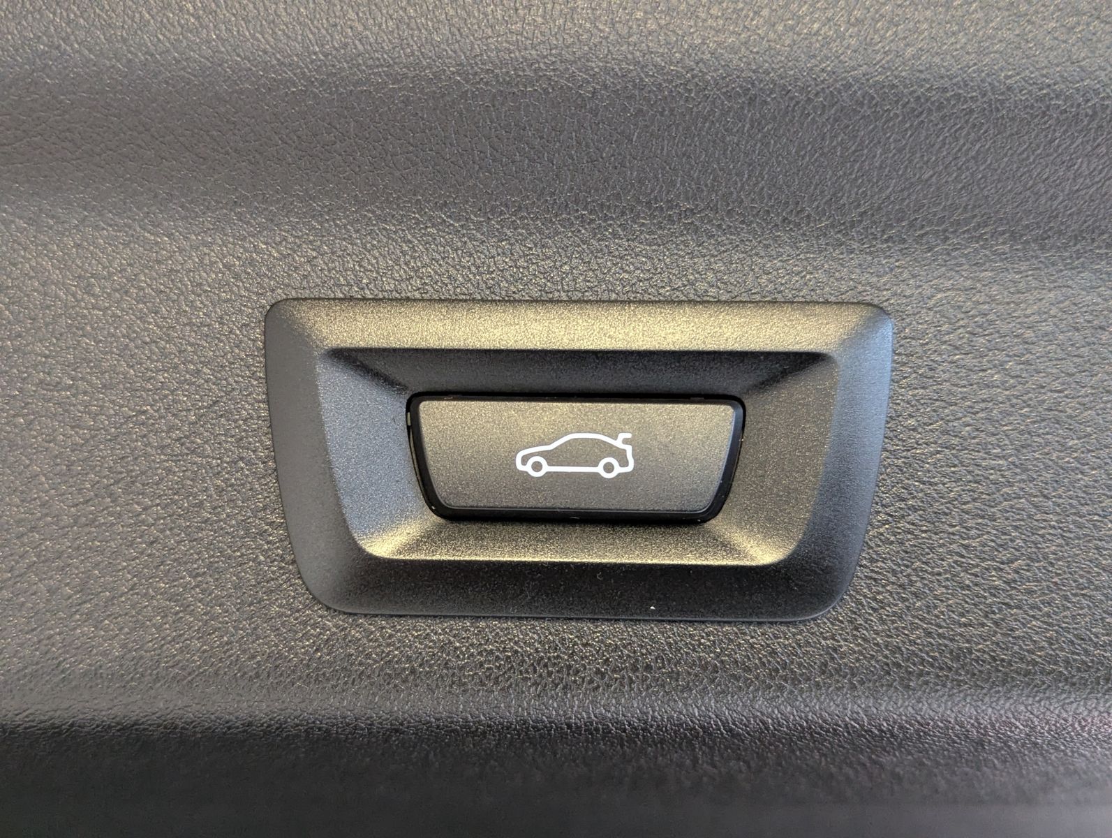 BMW X1 18d sDrive M-Sport Travel-Paket Pano Cam AHK - Image 19