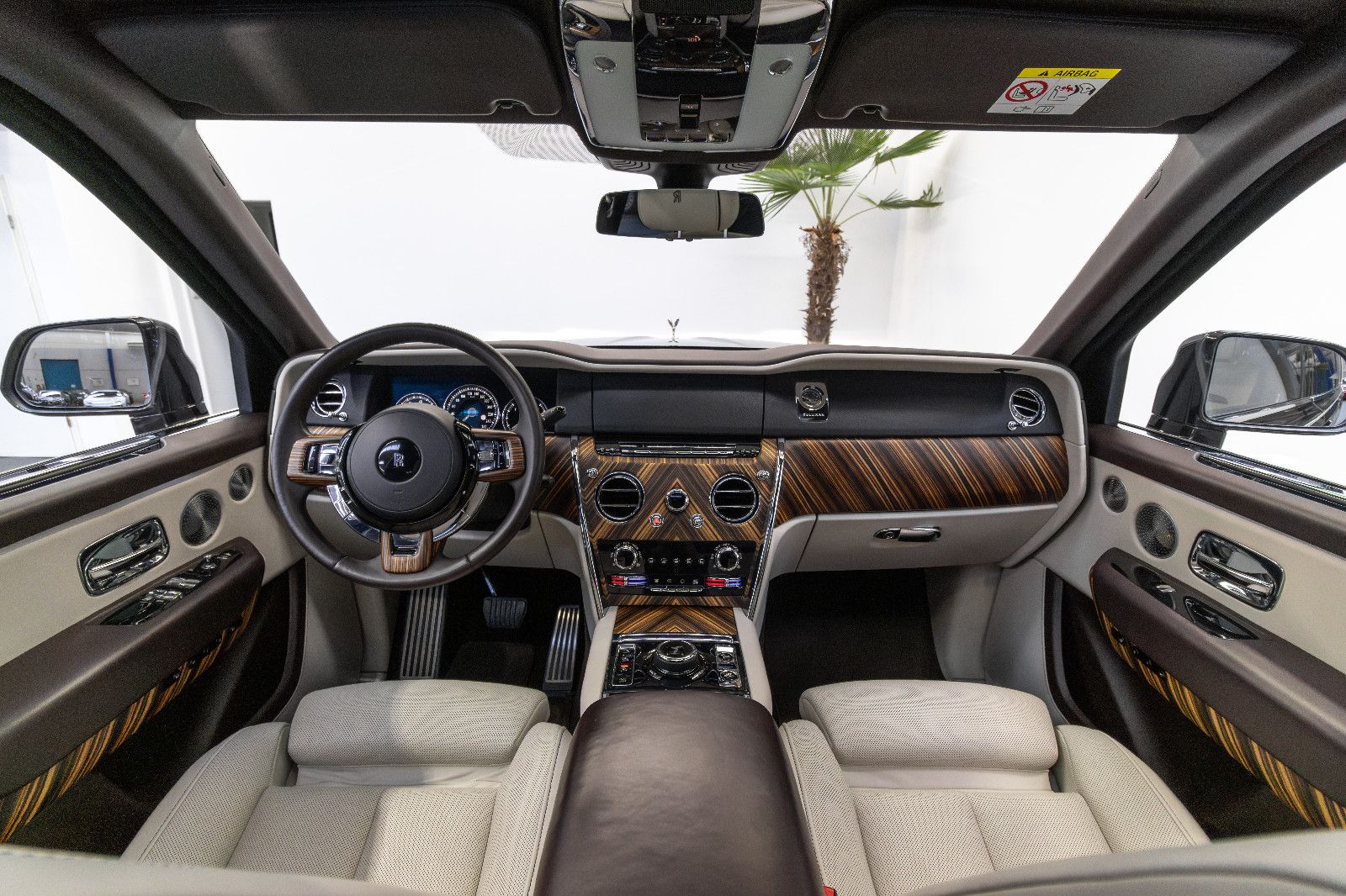 Fahrzeugabbildung Rolls-Royce Cullinan/4-SEATS/PANO/BELÜFTUNG/TV/BESPOKE/NIGHT