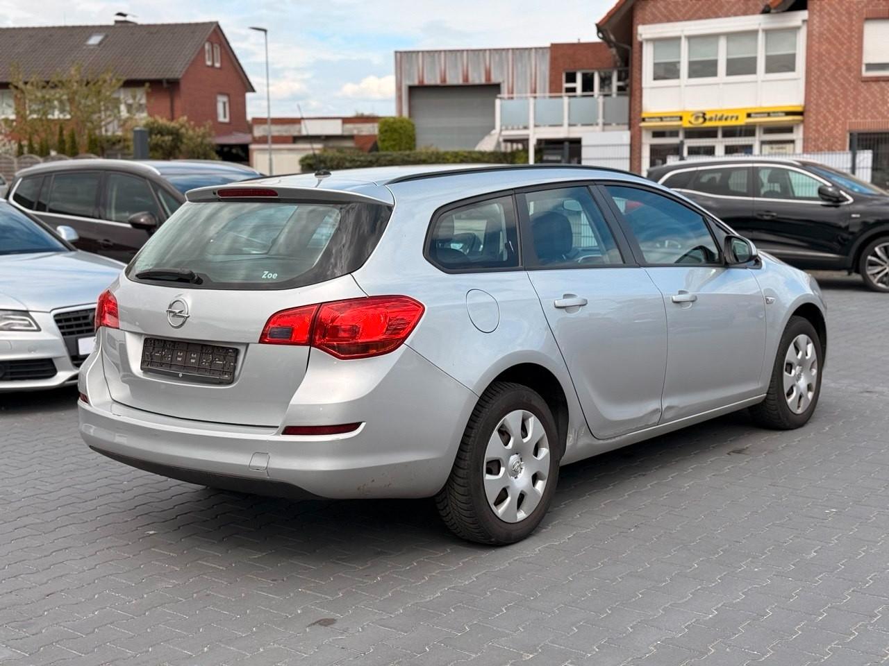 Opel Astra 2012 — photo 5