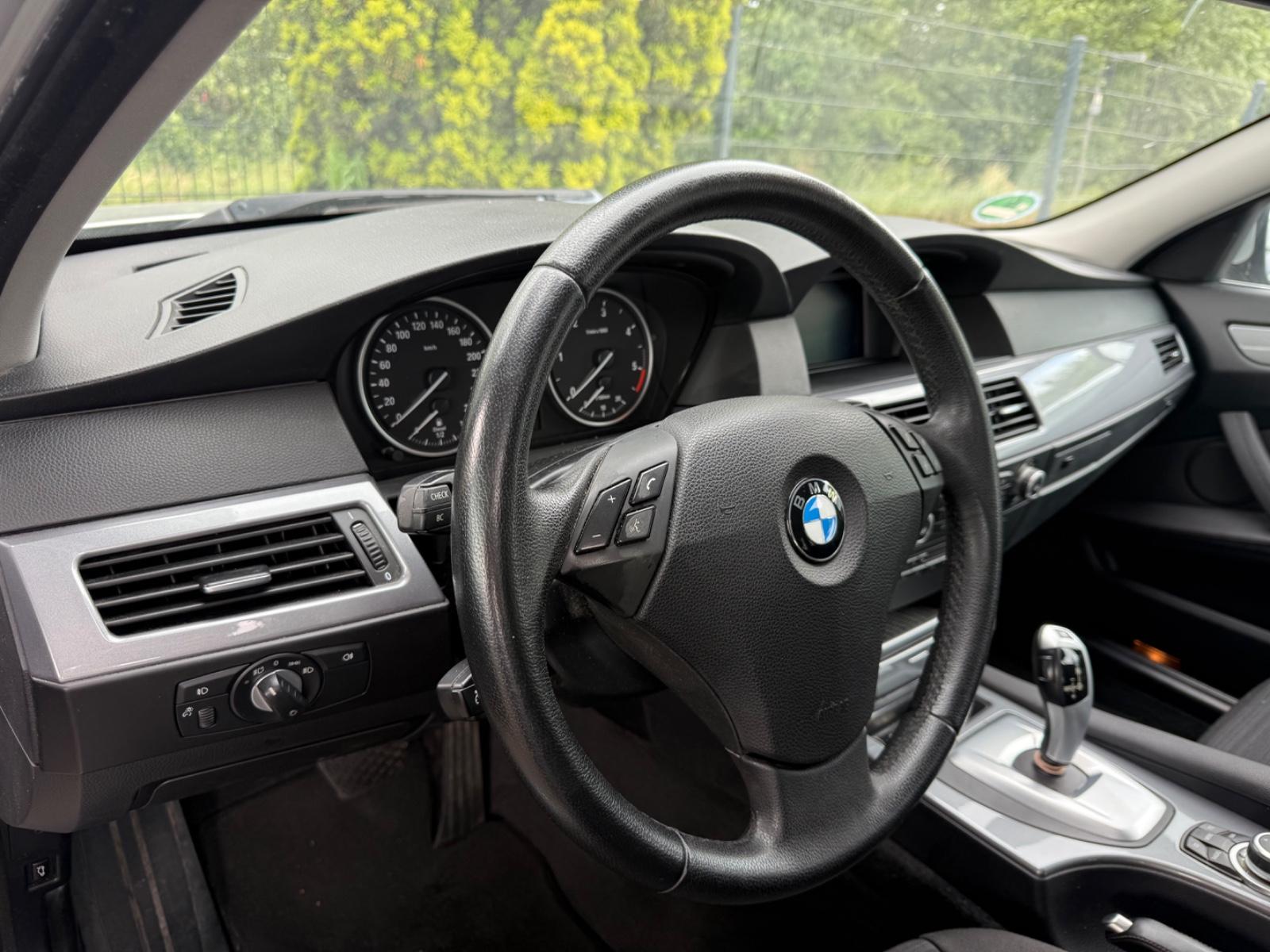 BMW 520 2010 — photo 30