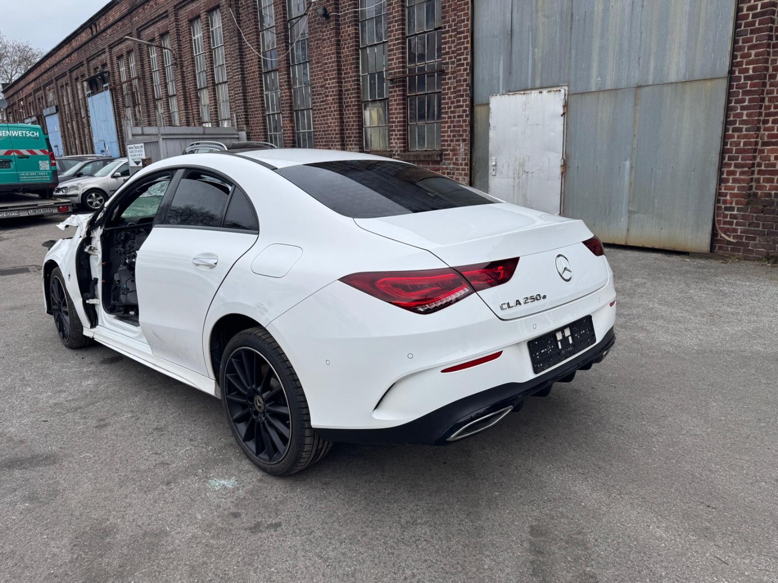 Mercedes-Benz CLA 250 e AMG Line Panoramadach Automatik 1. HD!