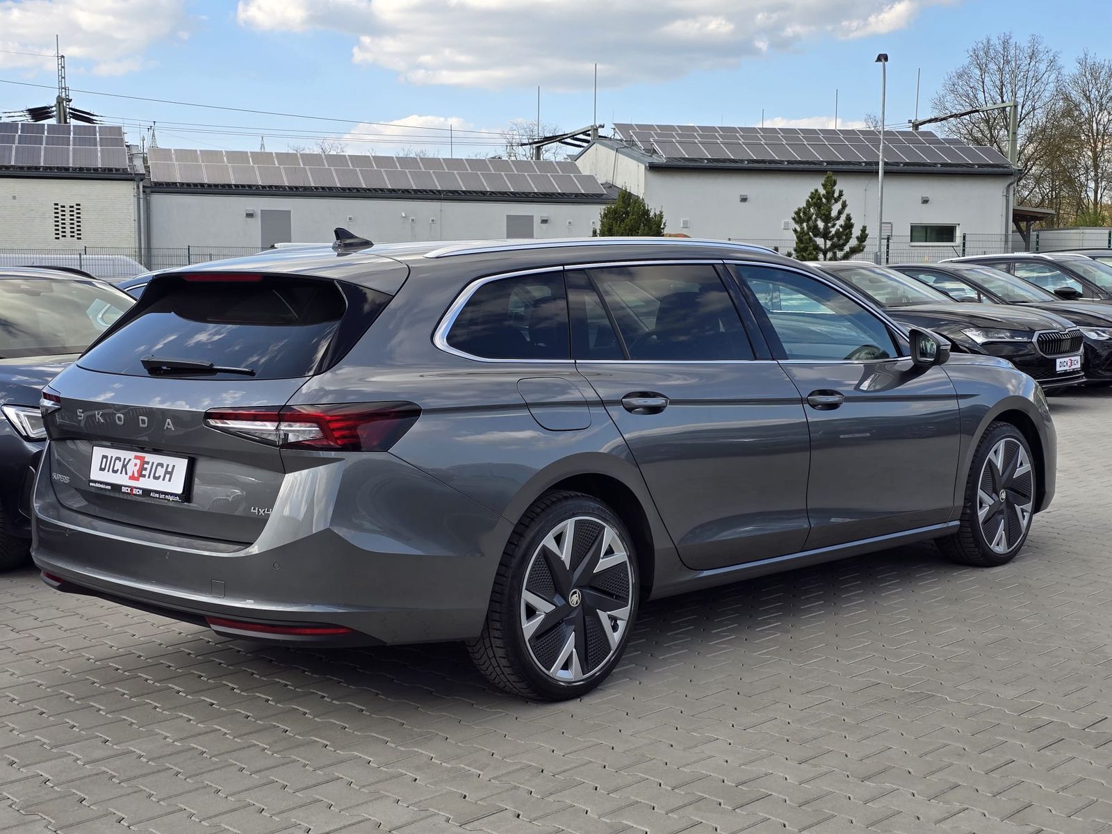 Fahrzeugabbildung SKODA Superb 2.0 TDI 4x4 Selection MATRIX*AHK*PANO*19"