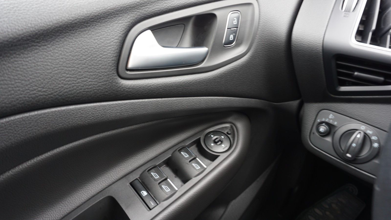 Fahrzeugabbildung Ford Kuga Titanium, Navi, Allrad, PDC, LED