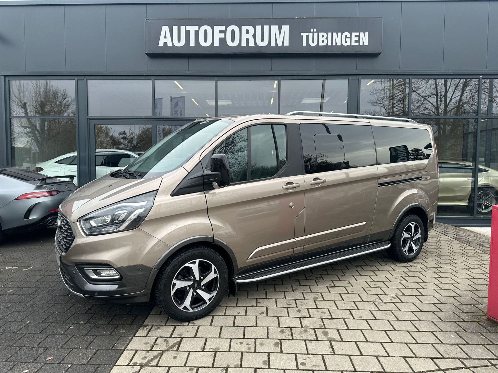 Fahrzeugabbildung Ford Tourneo Custom L1H1 Active*SDH*AHK*8-SITZE*XENON