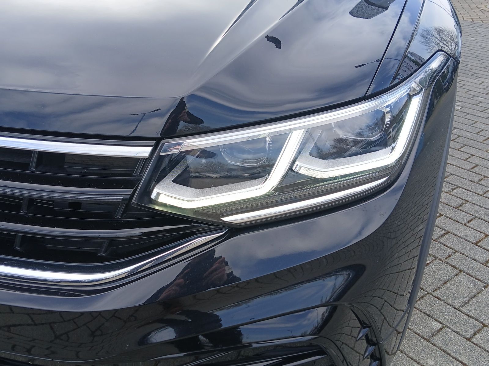 Fahrzeugabbildung Volkswagen Tiguan Allspace TSI R-Line DSG 4M Matrix AHK Nav