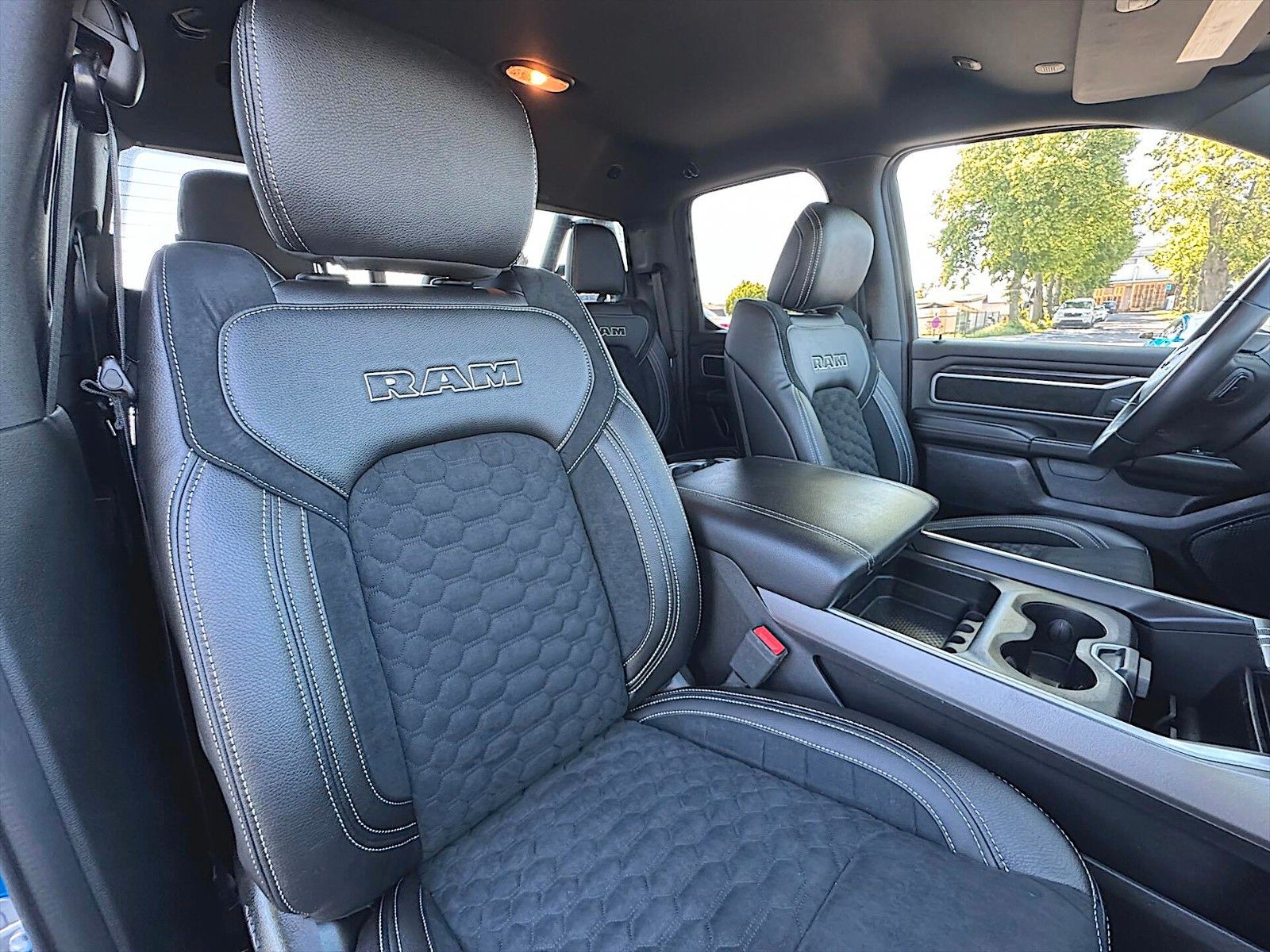 Fahrzeugabbildung Dodge RAM 5.7 V8 HEMI Night Editon Offroad 4x4 LONGBED