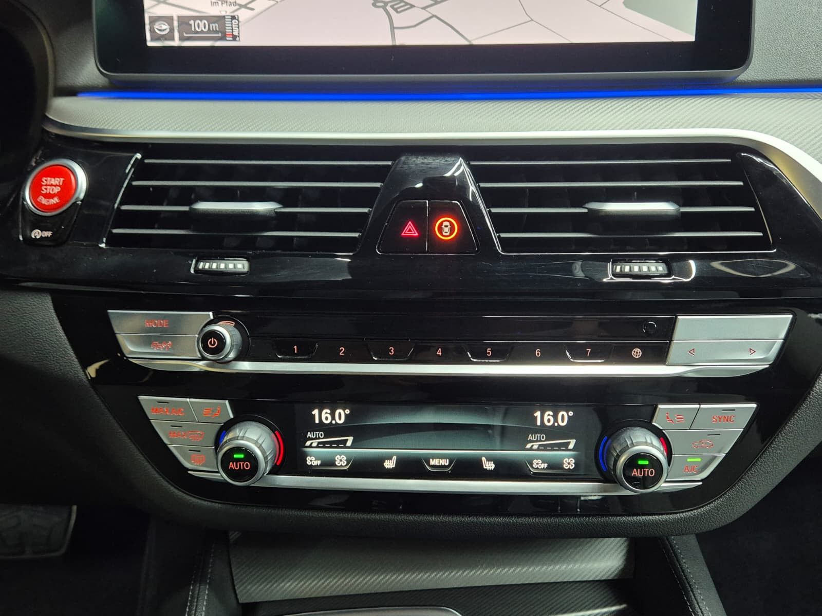 Fahrzeugabbildung BMW M5 Lim. >CARBON+SOFT+LED+HEAD+H&K+MEMO+ACC+360°+