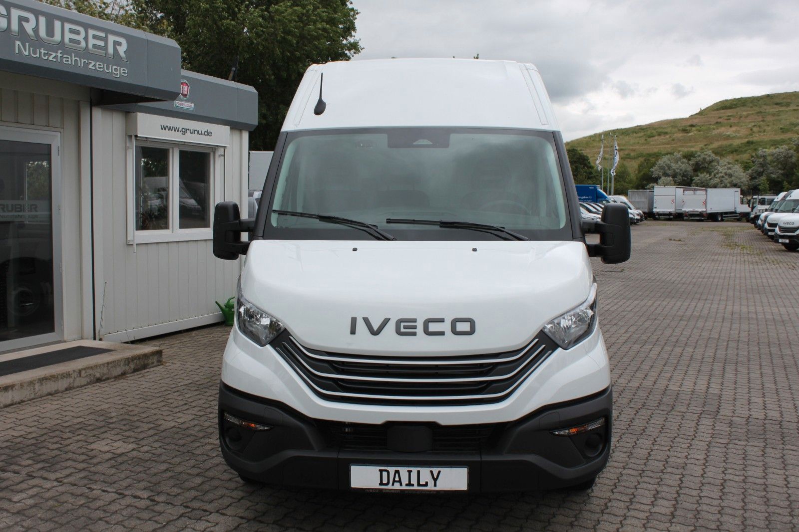 Fahrzeugabbildung Iveco Daily Kasten 3,0 Diesel/Verkleid+Holzboden