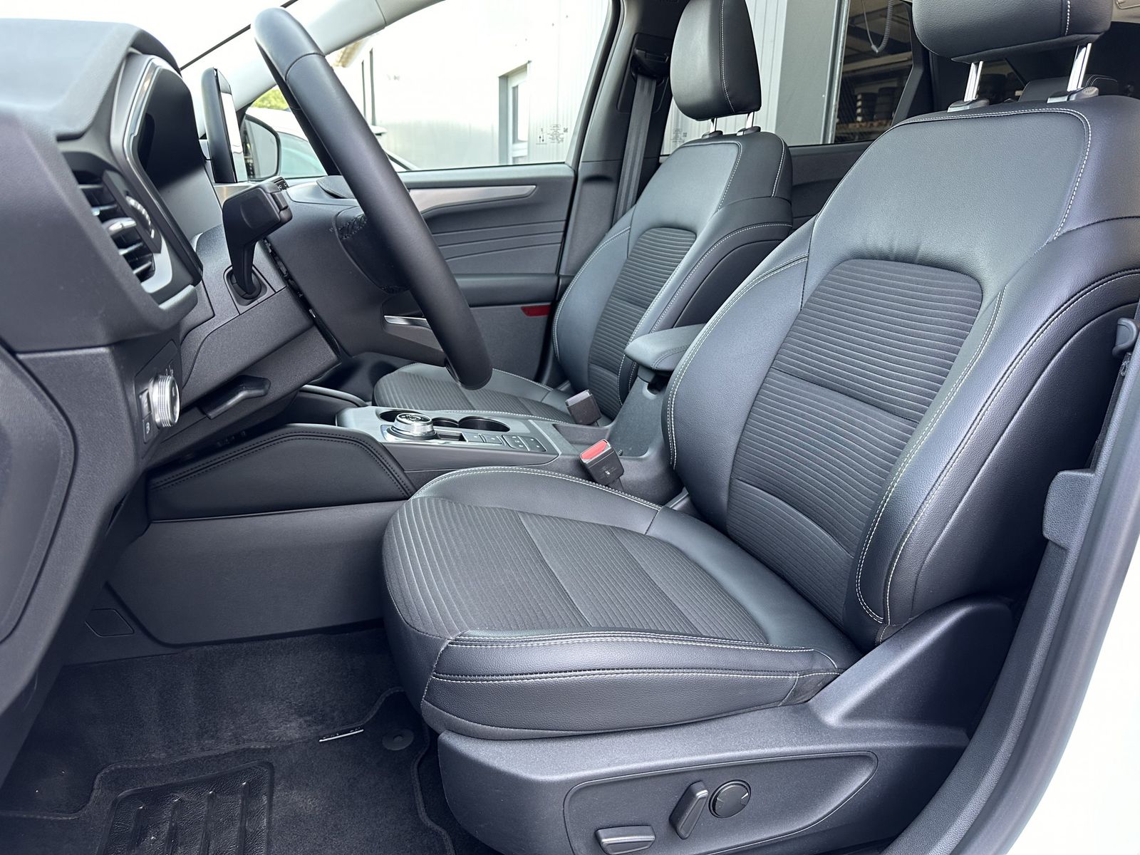 Fahrzeugabbildung Ford Kuga 2.5 Duratec PHEV Titanium X NAV+LED+PANO+PP