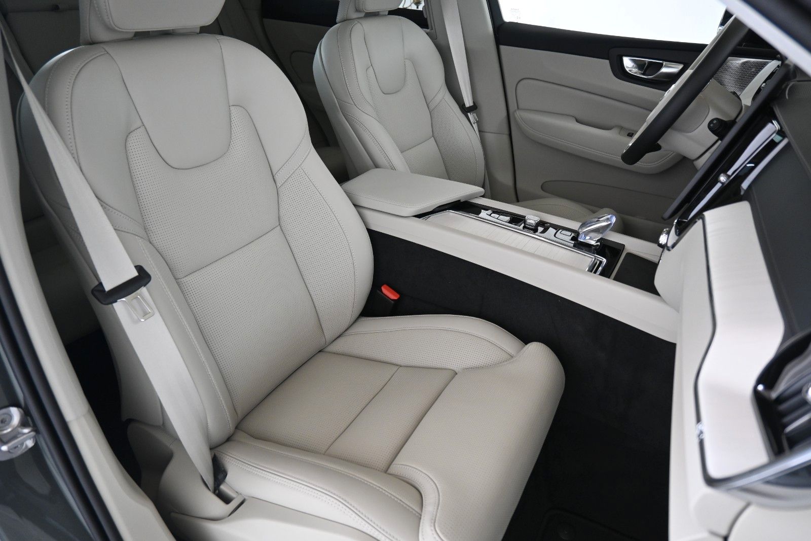 Fahrzeugabbildung Volvo XC60 T8 Plug-in AWD Ultra Dark*LUFT*360°*ACC
