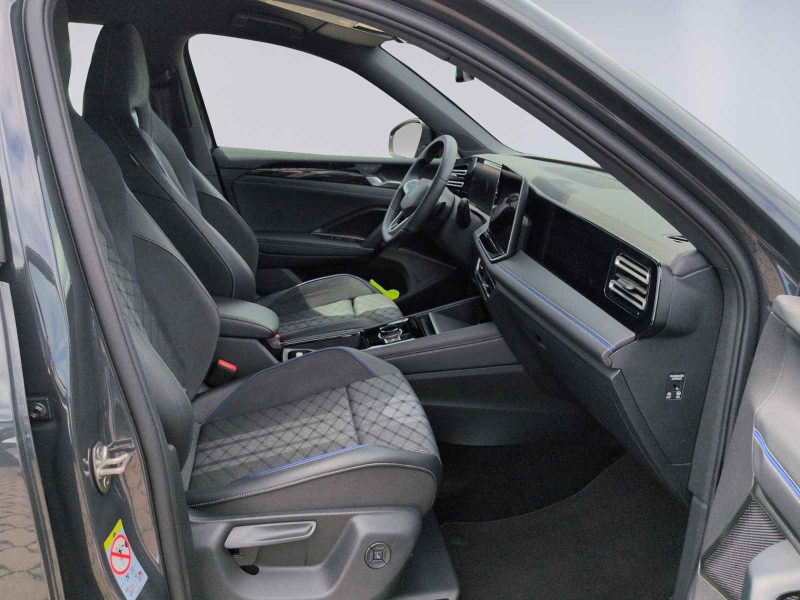 Tiguan R-Line 1.5 eTSI DSG AHK+KAMERA+ACC+