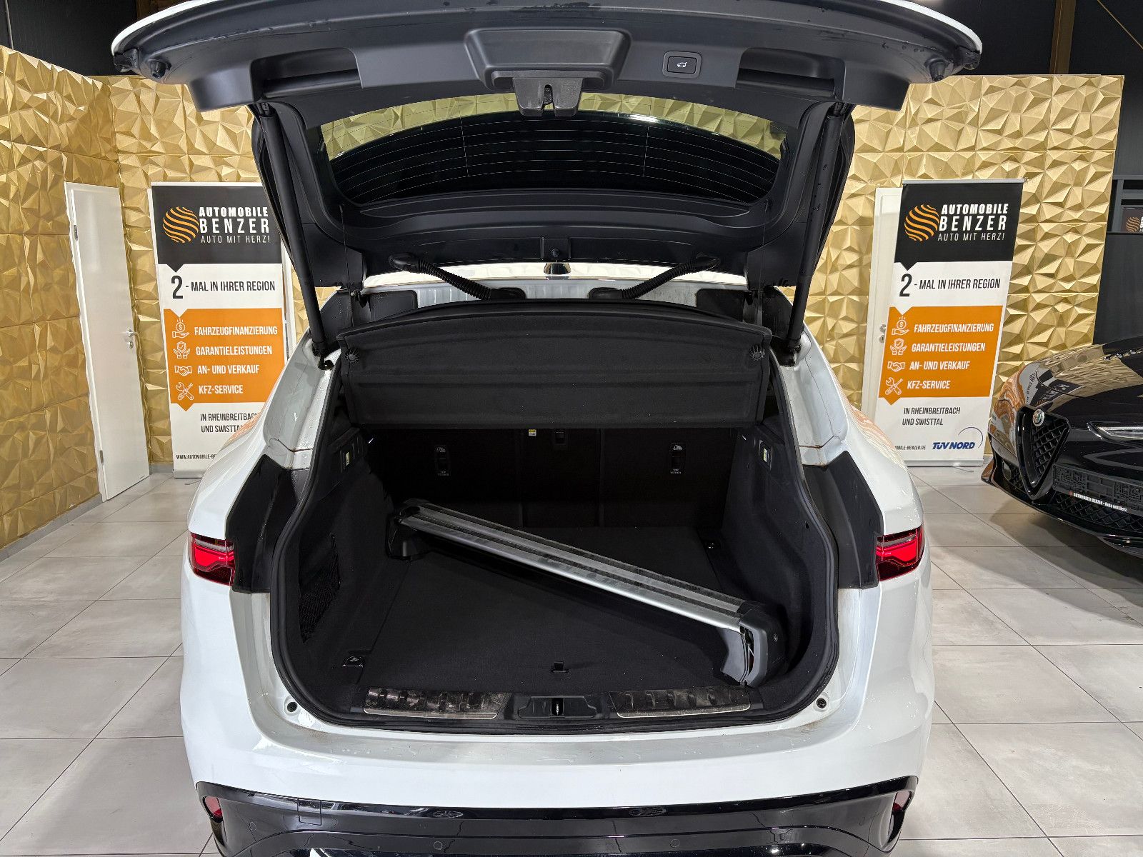 Fahrzeugabbildung Jaguar F-PACE SE AWD/D300/MEMORY/MASSAGE/APPLE/NAVI/KAM